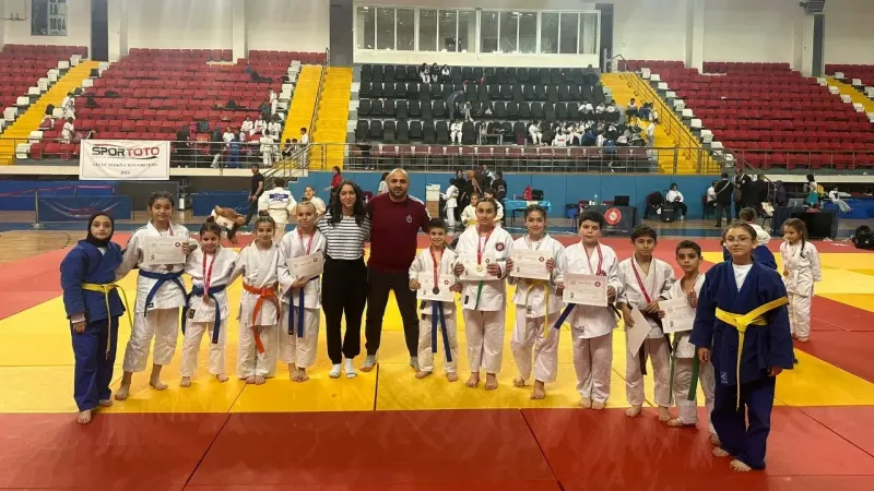 Büyükşehir'in Sporcuları Madalya Yağmuruna Tutuluyor