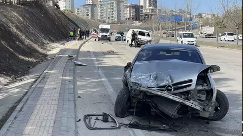 Gaziantep’te Otomobil ve Minibüs Çarpıştı: 1 Ölü, 3 Yaralı