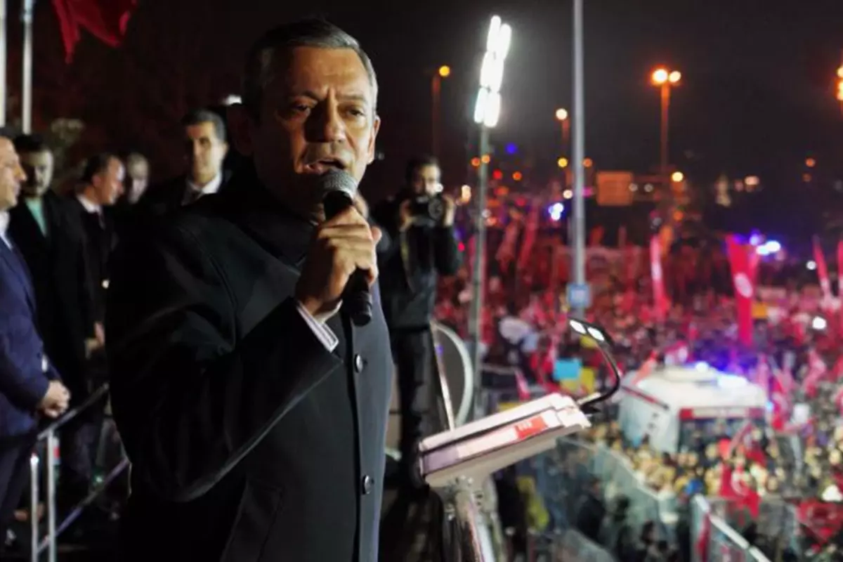Özgür Özel Saraçhane'de Konuştu: “İmamoğlu’nun Yargılaması TRT 1'den Canlı Yayınlansın”