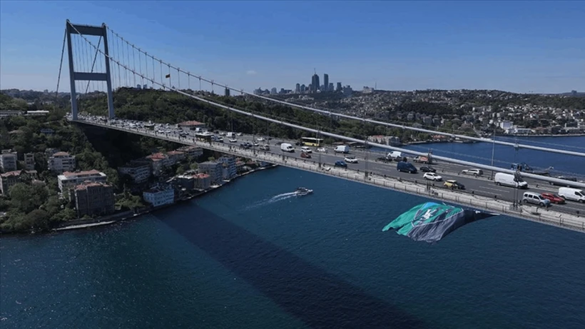 İstanbul Semalarında Yeşil-Siyah Zafer: Kocaelispor Bayrağı Köprüde!