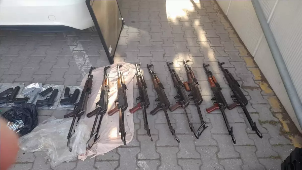 Polis Memurunun Kullandığı Kiralık Araçtan Cephanelik Çıktı