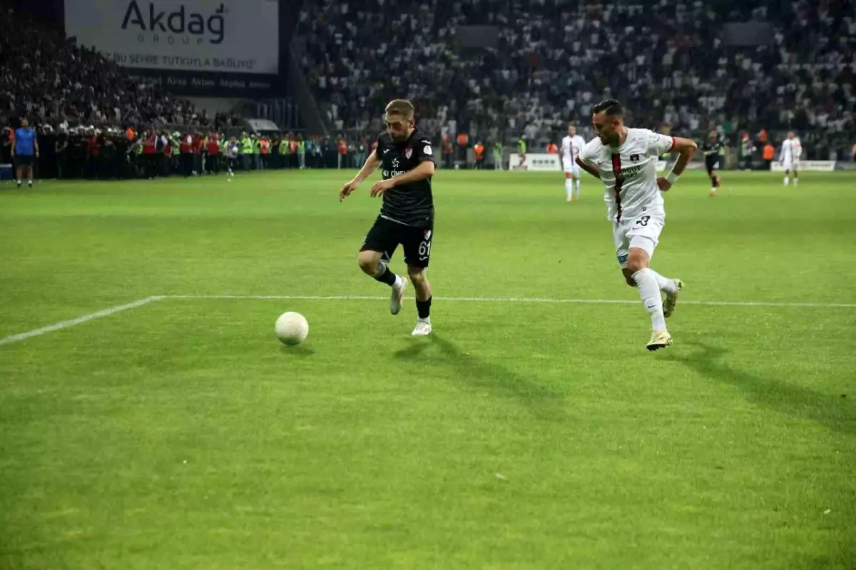 Elazığspor – Vanspor Karşılaşması Tatil Edildi! Tribünden Gelen Cisim Hakemi Yaraladı