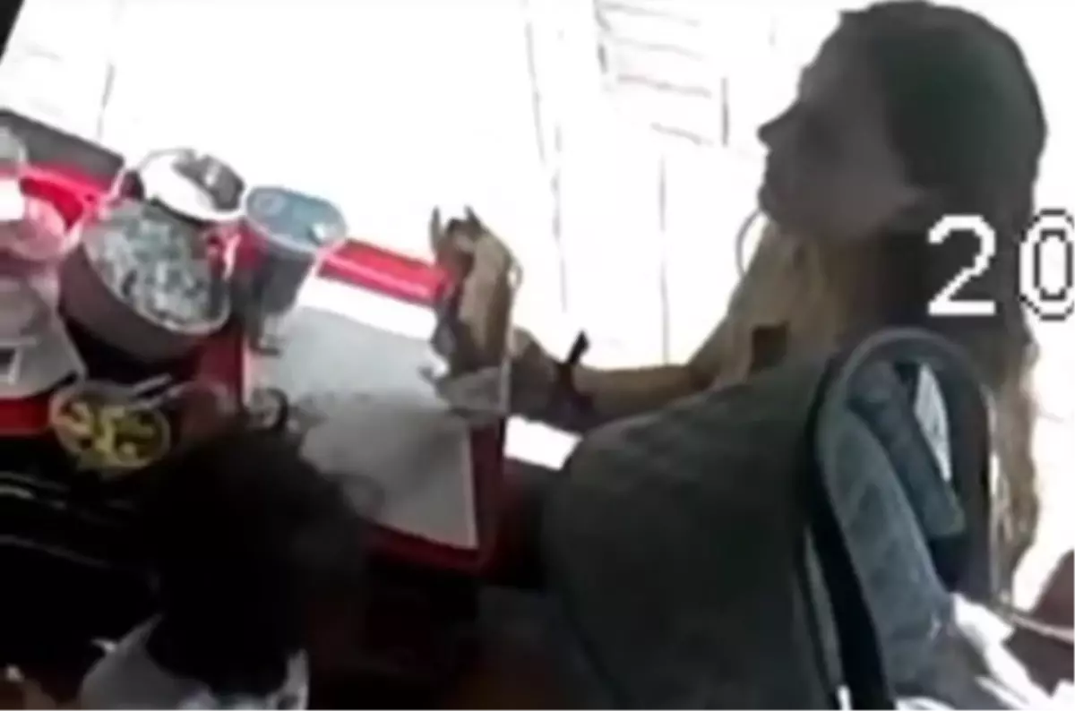 Uyanıklık Kameraya Takıldı: Saçını Tosta Koyup Ücretsiz Yemeğe Kalkıştı!