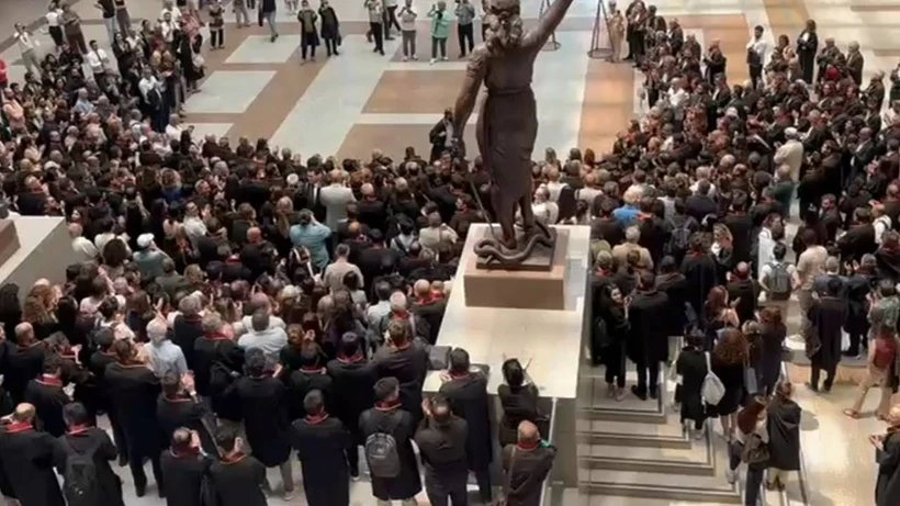 İmamoğlu’nun Avukatı Tutuklandı, Adliye Önü Karıştı!