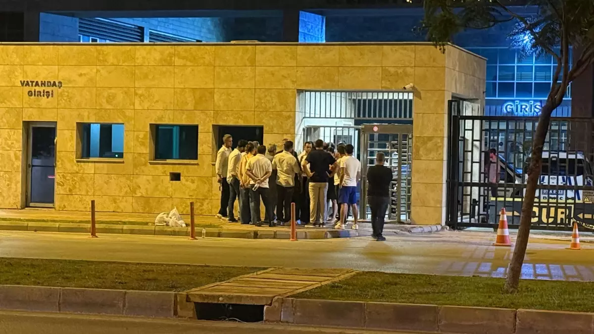 CHP Heyeti Antalya Emniyet Müdürlüğü Önünde Bir Araya Geldi