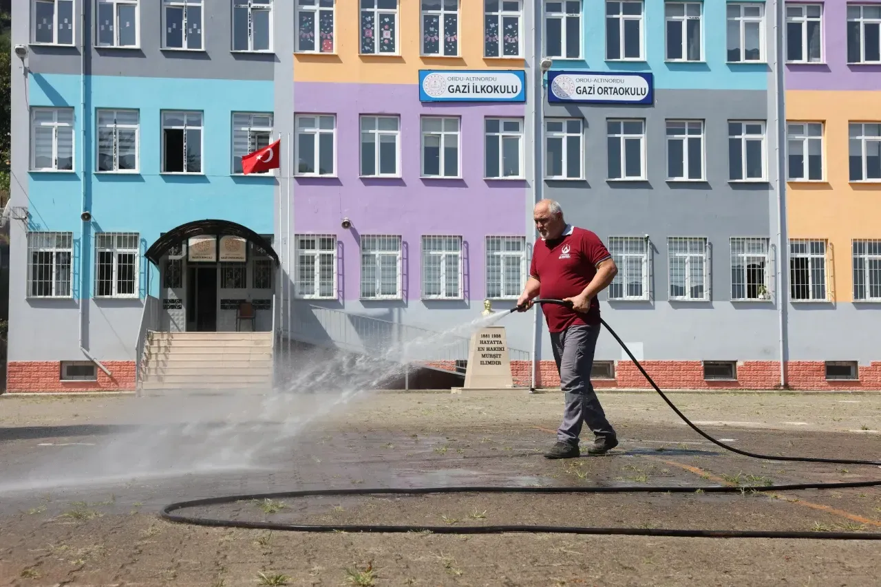 Altınordu Belediyesi Yeni Eğitim Yılı Öncesi Okulları Temizleyerek Hazır Hale Getirdi