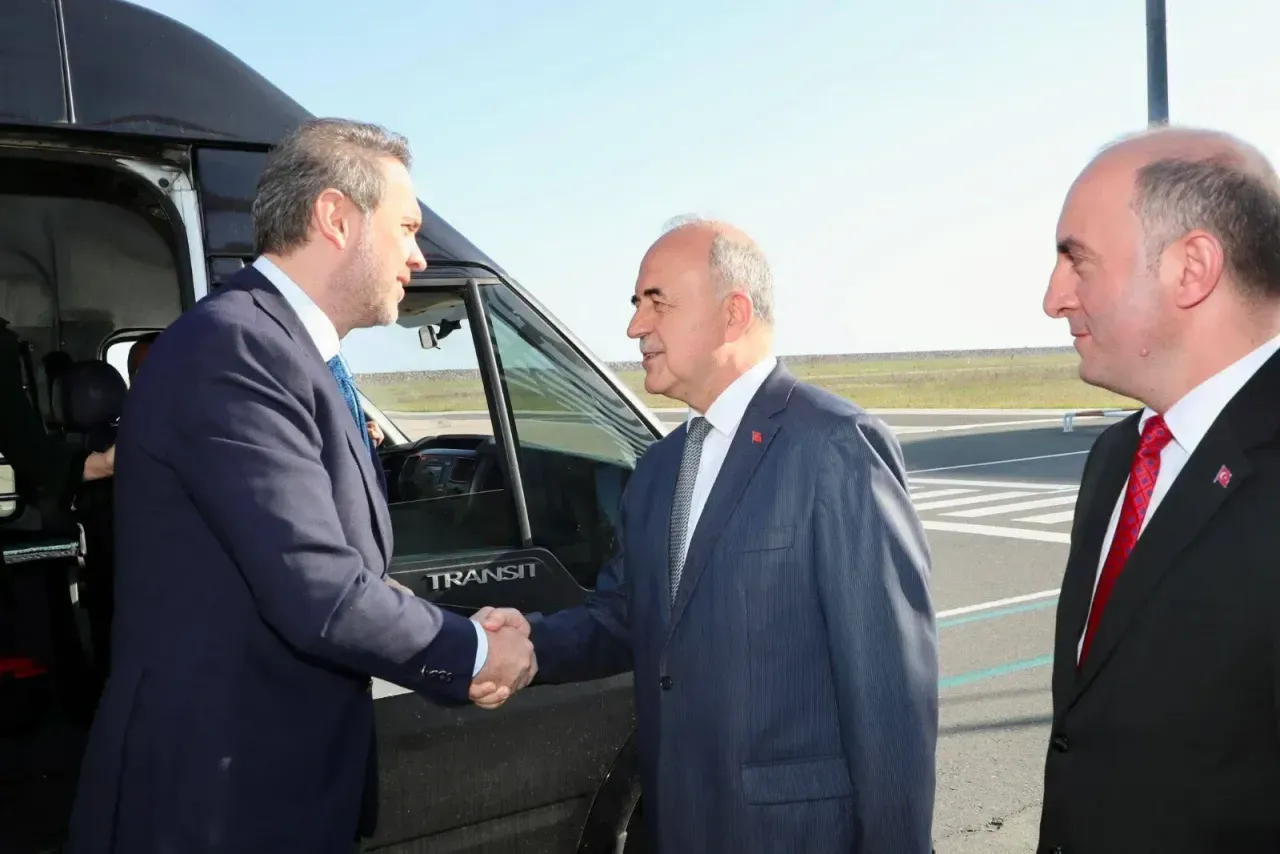 Enerji Bakanı Bayraktar Ordu-Giresun Havalimanı’nda Karşılandı