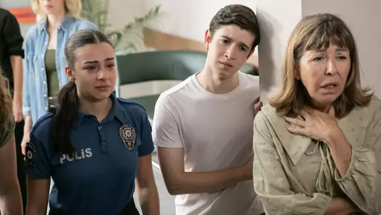 Arka Sokaklar Yeni Bölümüyle Reytinglerde Zirveye Oturdu