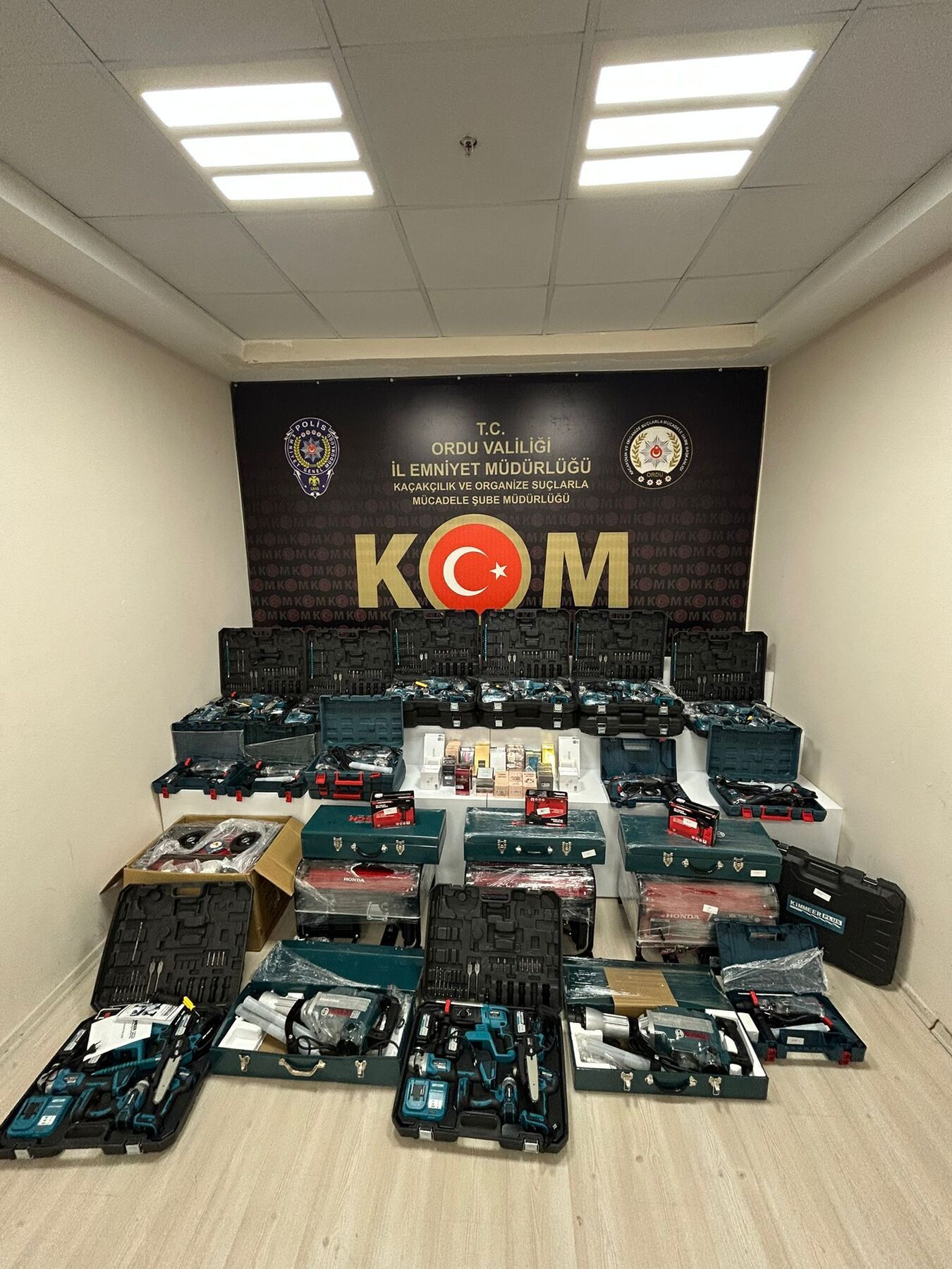 Ordu'da Kaçak Telefon Operasyonu: 3 İşyerine Baskın, 77 Telefon Ele Geçirildi