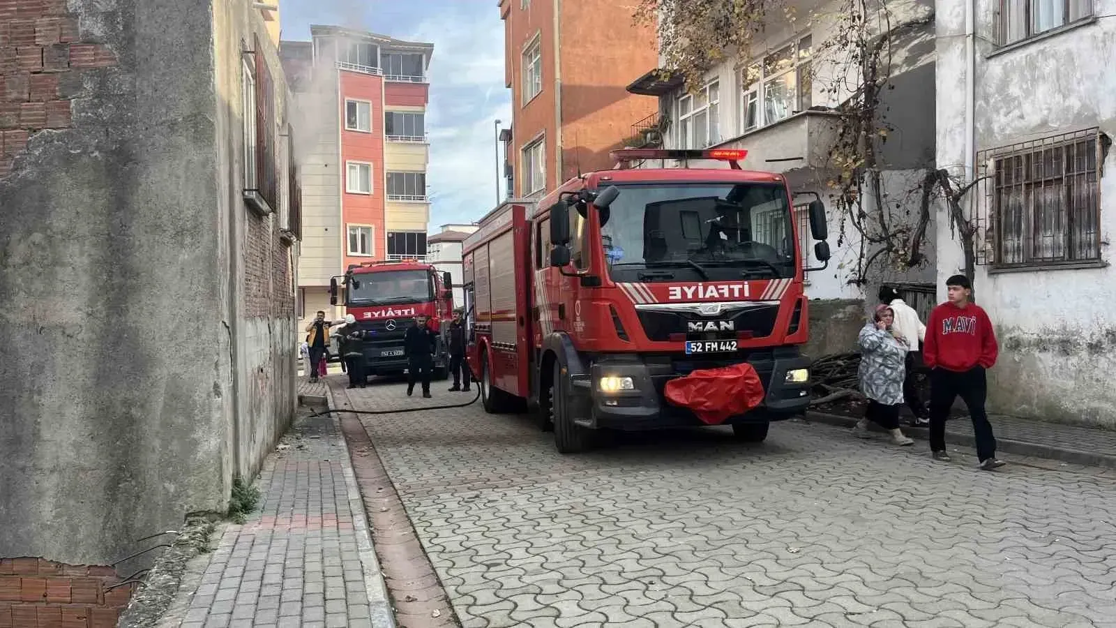 Ünye’de Korkutan Yangın: Metruk Ev Alevlere Teslim Oldu