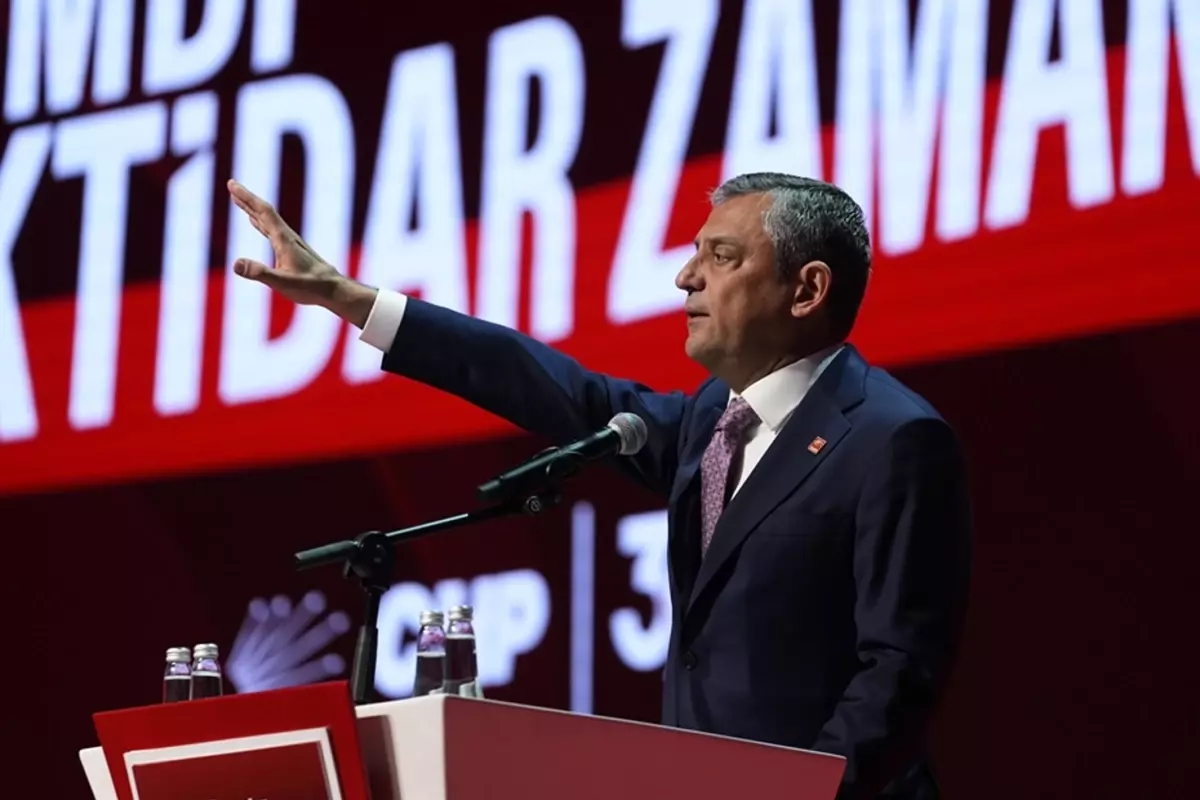 Özgür Özel'in Kurultay Konuşması Salonda Coşku Yarattı