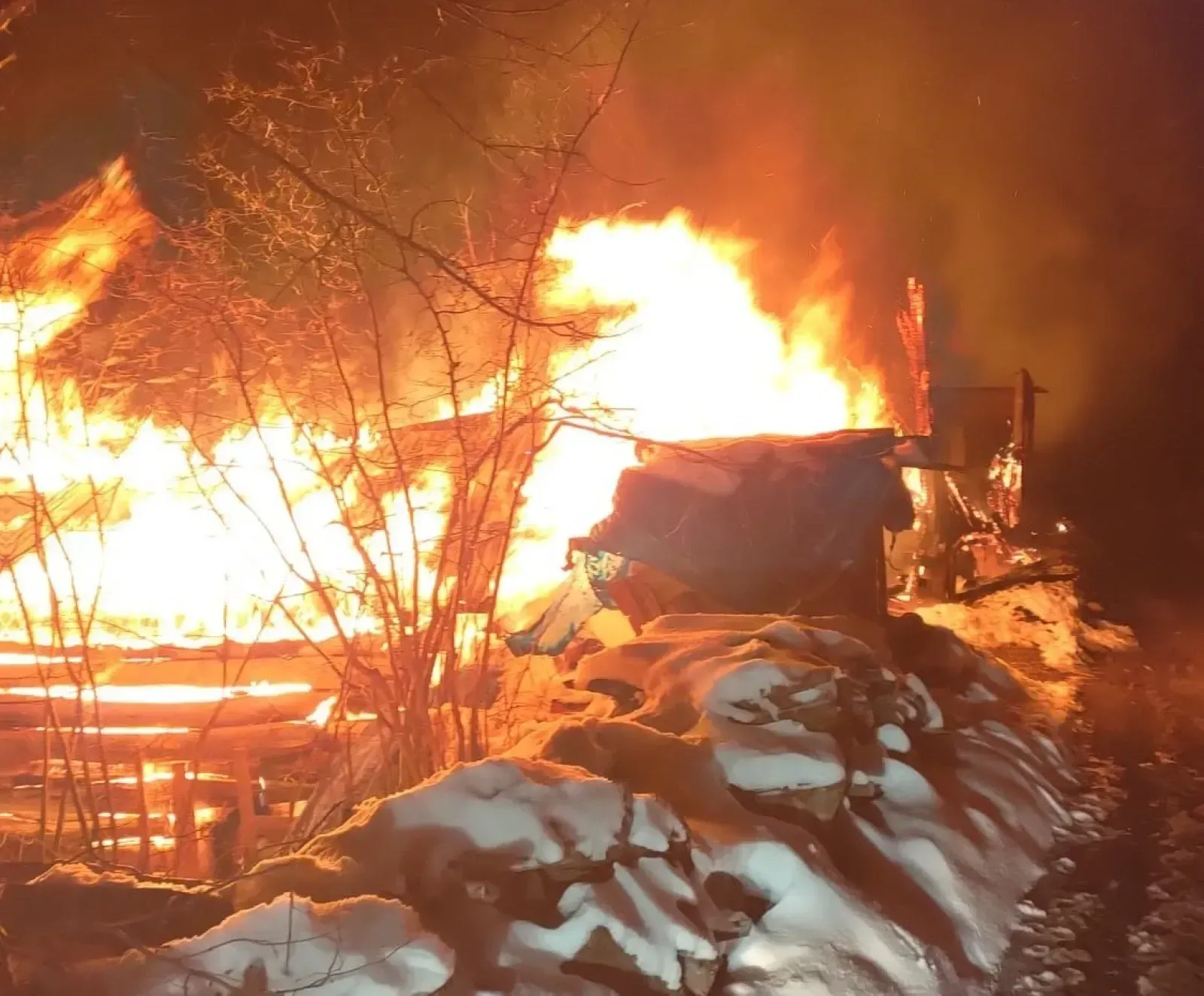 Ordu Ünye’de Gece Saatlerinde Yangın: Ev ve Samanlık Kül Oldu