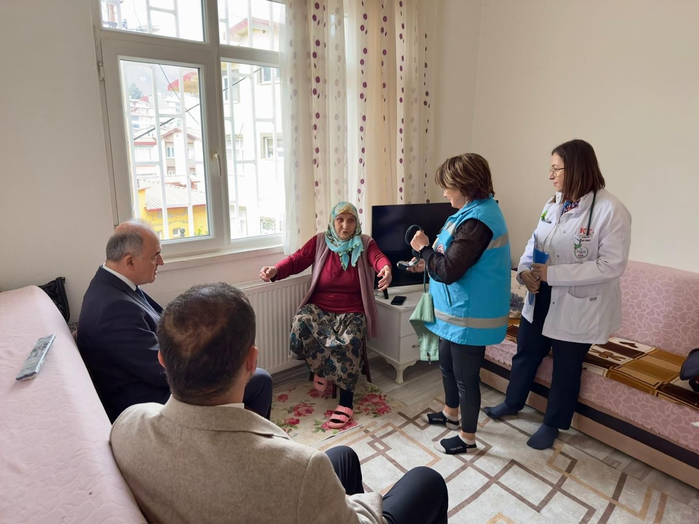 Vali Muammer Erol'dan Evde Sağlık Hizmeti Alan Ailelere Ziyaret