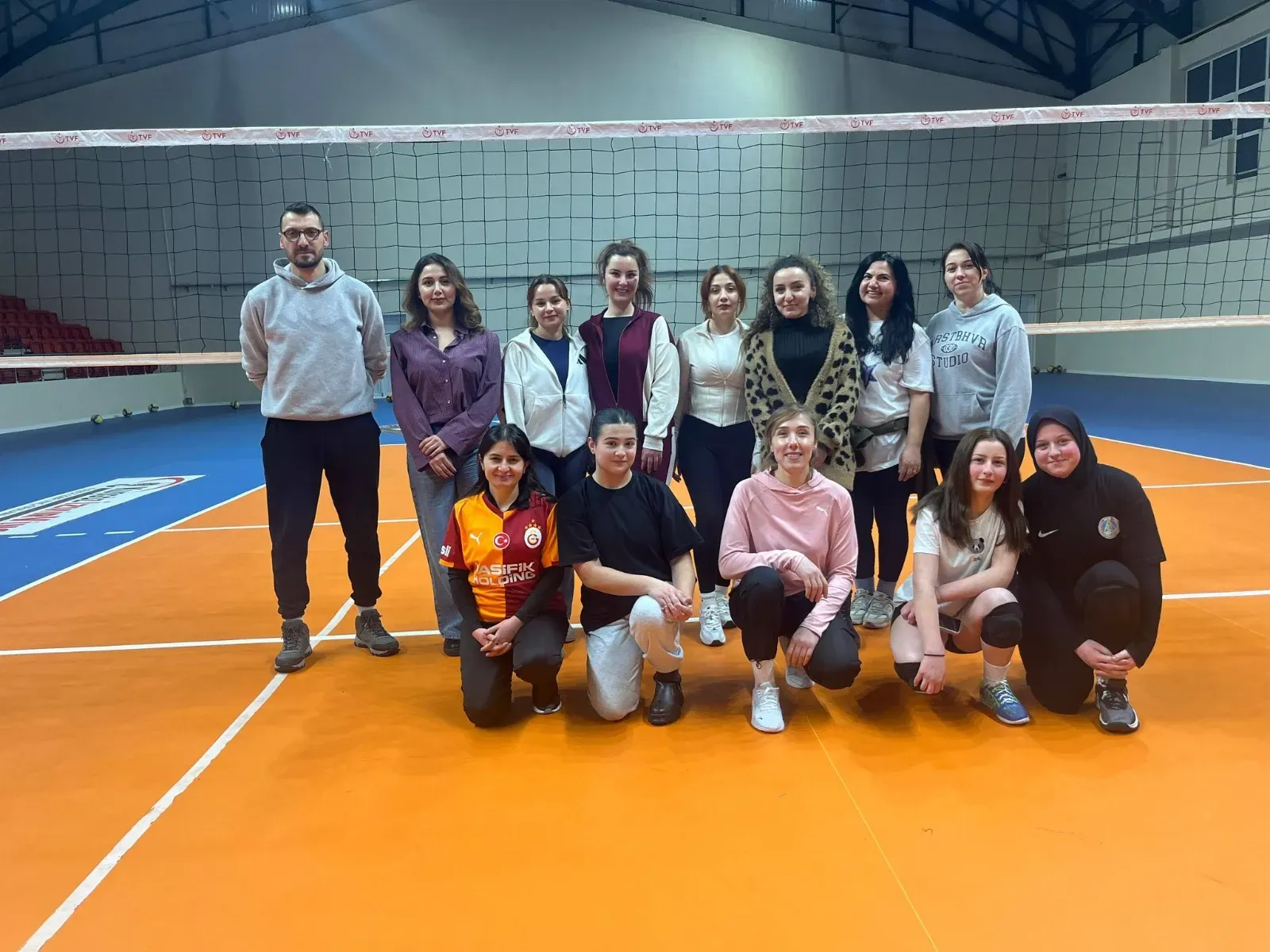 Akkuş’ta Kadınlar Günü’nde Voleybol Heyecanı Tribünleri Doldurdu