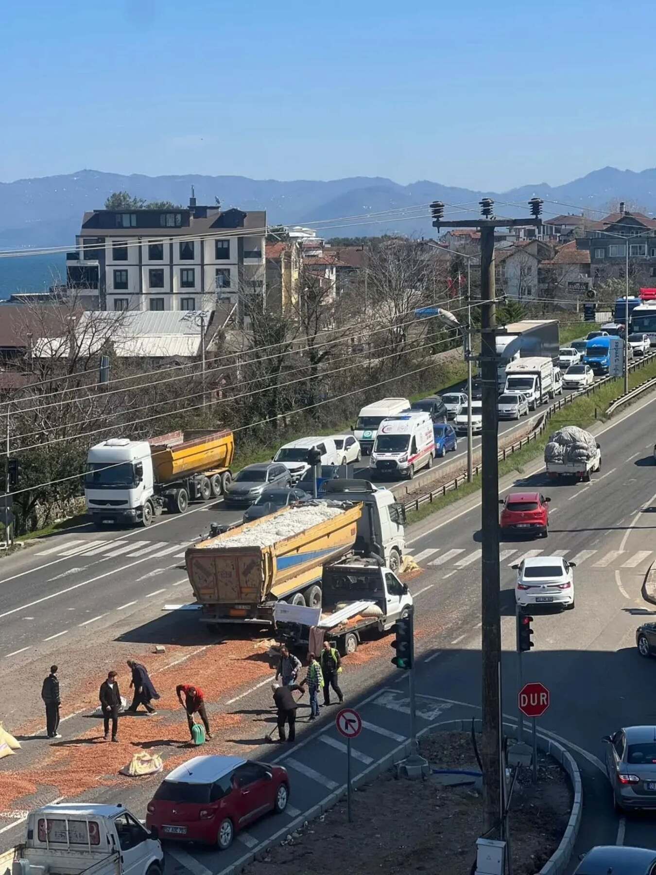 Kavşakta Feci Çarpışma Tonlarca Fındık Yola Saçıldı Trafik Kilitlendi