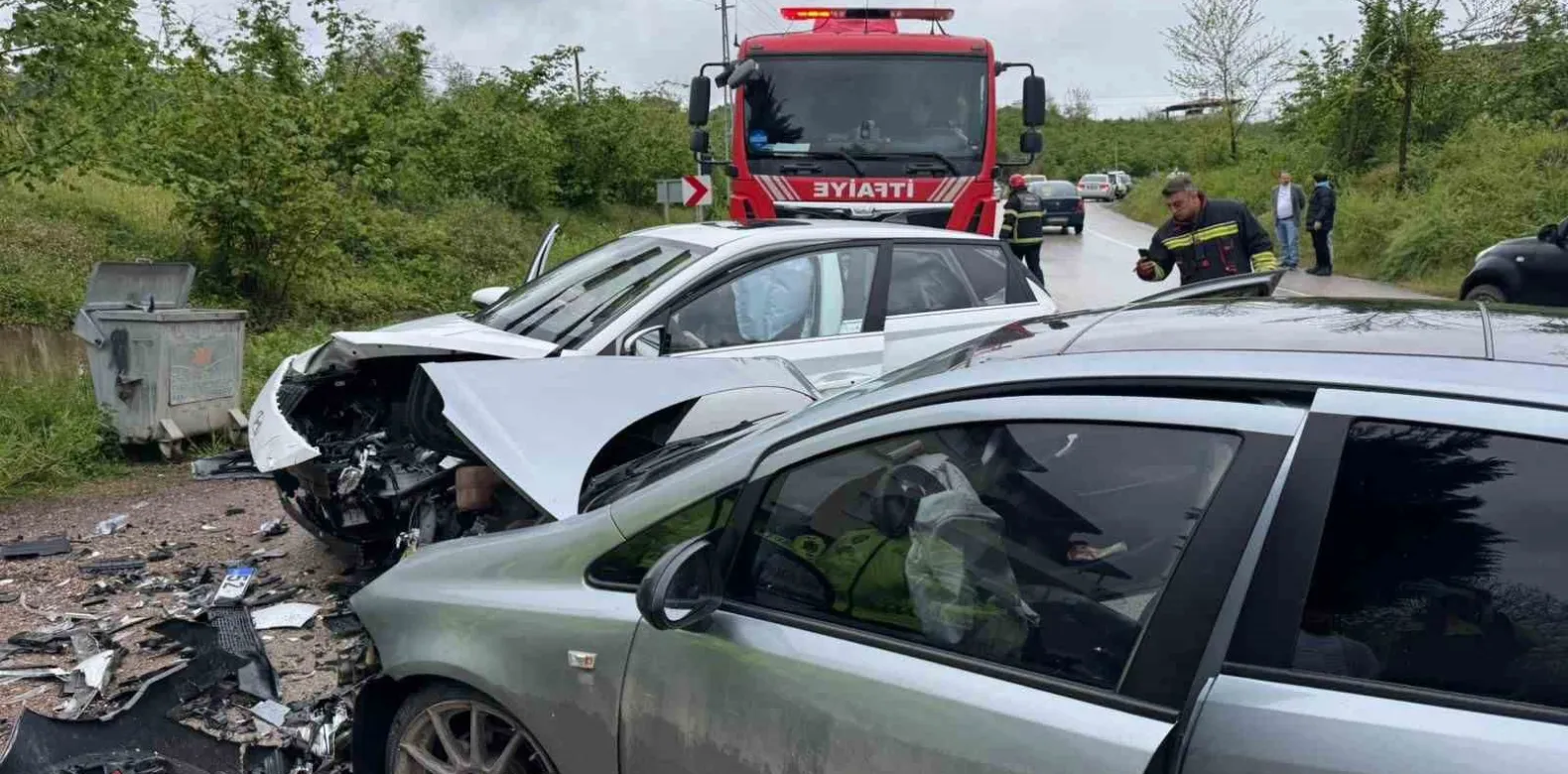 Fatsa’da Karşı Şeride Geçen Otomobil Can Pazarı Yaşattı: 3 Yaralı