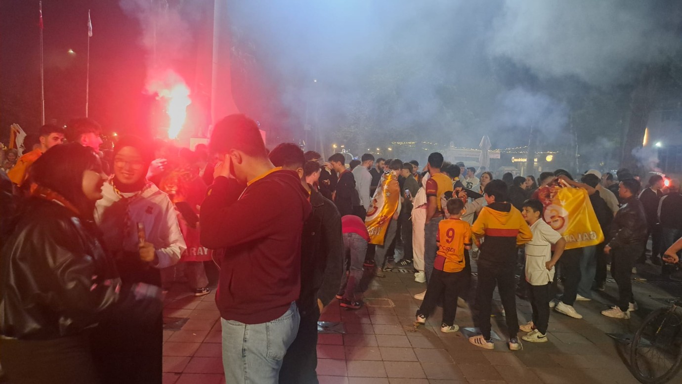 Ünye Cumhuriyet Meydanı’nda Galatasaray Coşkusu! Şampiyonluk Kutlamaları Geceye Damga Vurdu