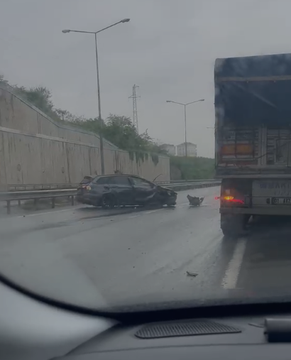 Ordu’da Sağanak Yağış Kazaya Neden Oldu Boztepe Tüneli Çıkışında Otomobil Kullanılamaz Hale Geldi
