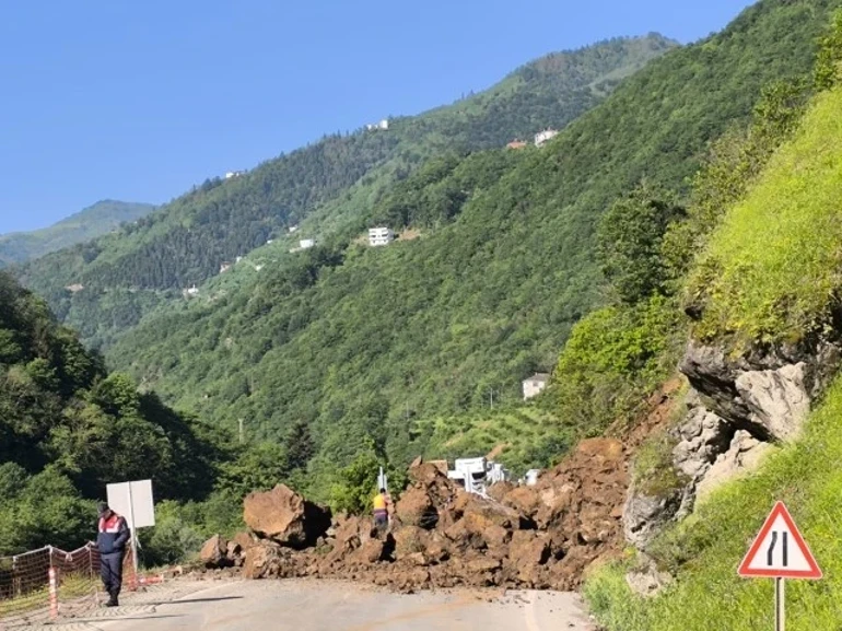 Trabzon Bayburt Kara Yolu Heyelan Nedeniyle Ulaşıma Kapandı