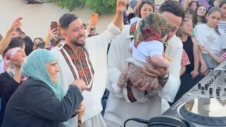 Mahmut Orhan Bayramda Köyünde Mini Konser Verdi