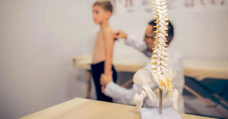 Ergenlik Döneminde Skolyoz Riski Artıyor: Uzmanlardan Ailelere Önemli Uyarılar
