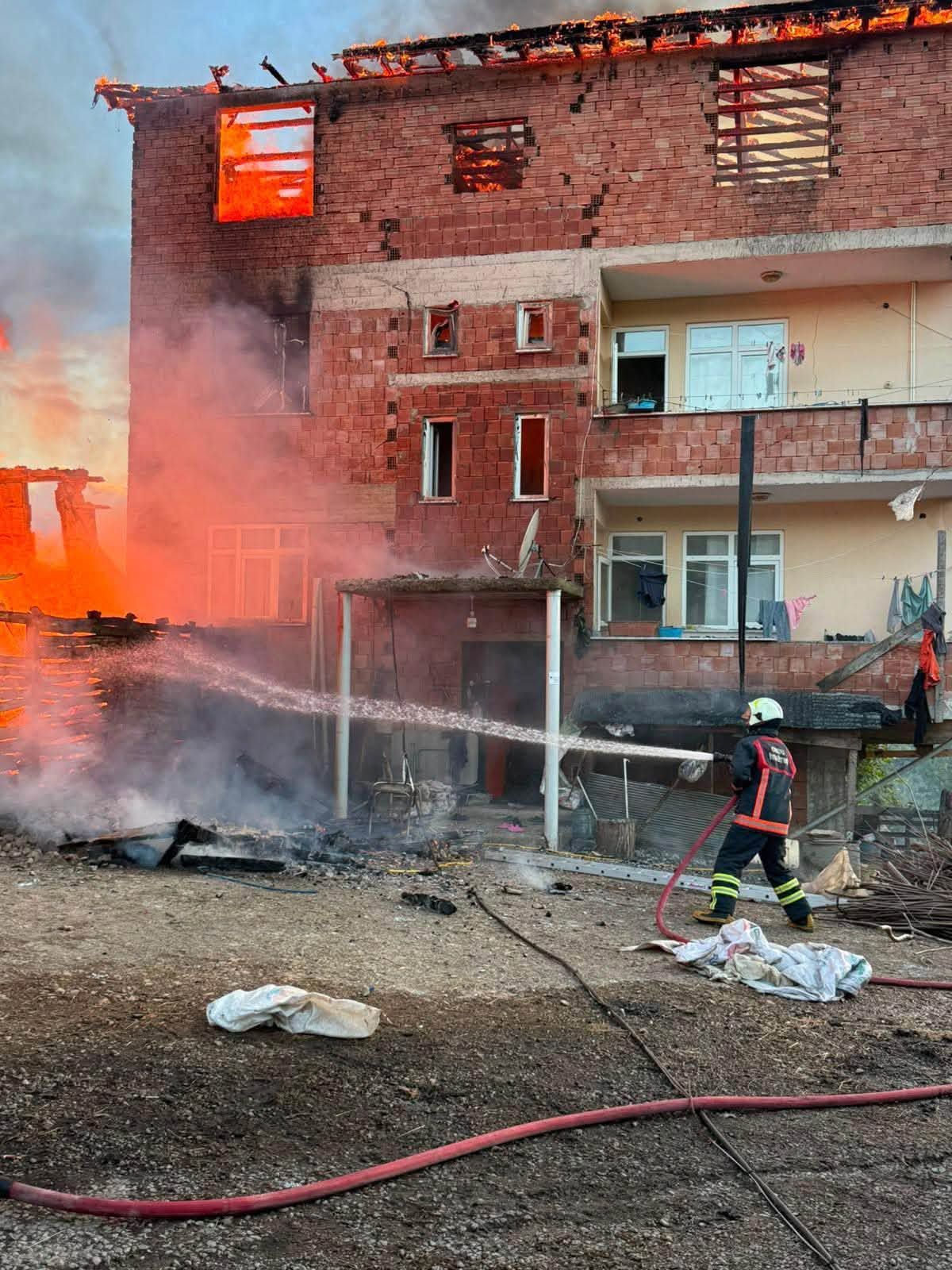 Ordu'da Ev Yangını Korkuttu! İtfaiyenin Hızlı Müdahalesi Alevlerin Yayılmasını Önledi