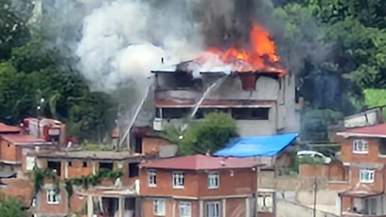 Ünye Düzköy Mahallesi'nde Ev Yangını! Ekipler Müdahale Ediyor