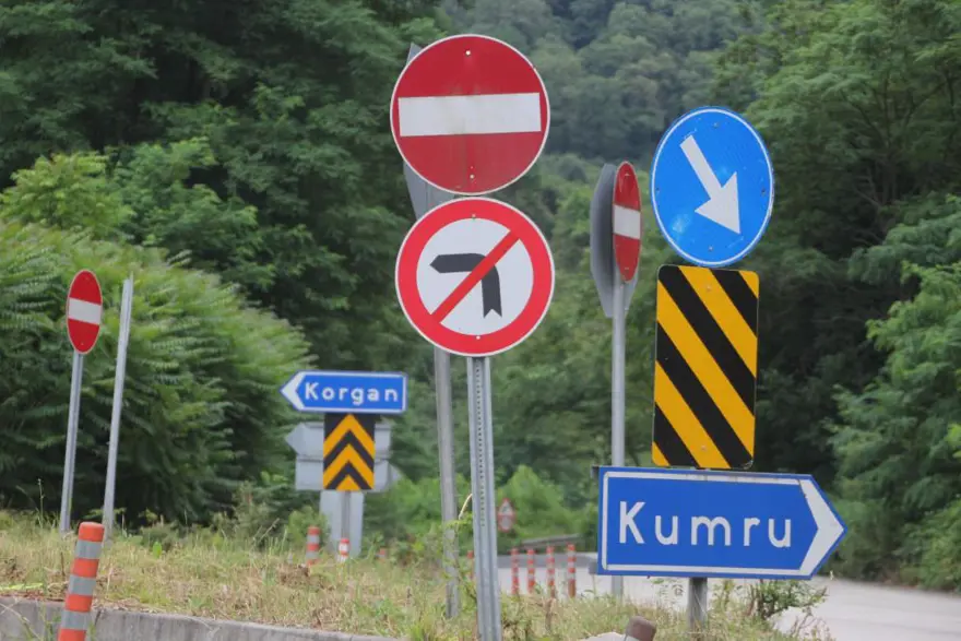 Ordu’daki Kavşakta 29 Tabela Sürücüleri Şaşırtıyor
