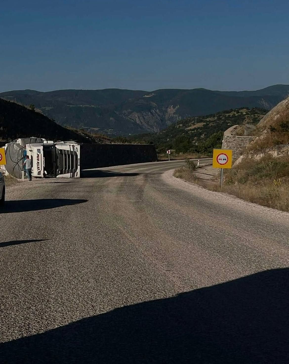 Ordu'da Virajı Alamayan Tır Devrildi! Karayolunda Ulaşım Bir Süre Aksadı