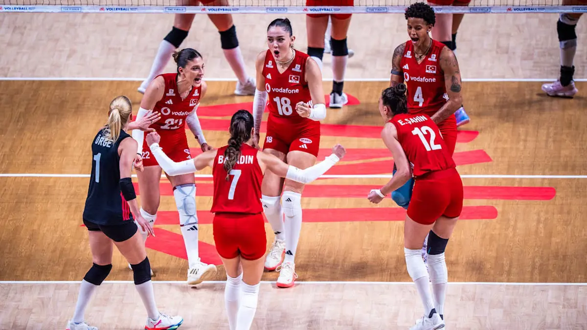 Filenin Sultanları Şampiyonluk İçin Parkede: Türkiye-Brezilya VNL Finali Başladı