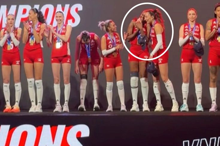 İstiklal Marşı’nı Böyle Okudu: Hande Baladın Sinead Jack-Kısal’a Sarıldı