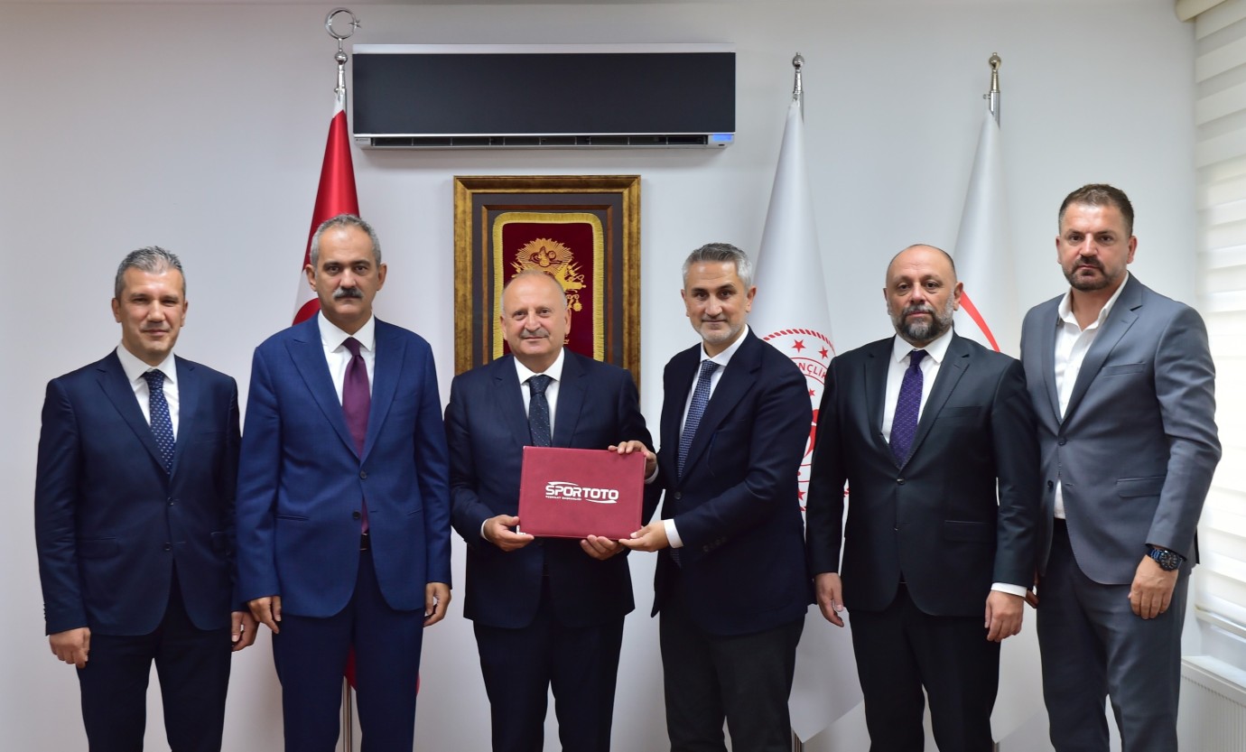 Ünye Kadın Spor Kulübü’ne İki Kapalı Halı Saha Müjdesi