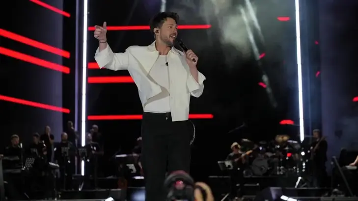 Murat Boz Erzurum’da Sahneye Çıktı: Sevilen Şarkılarını Hayranlarıyla Söyledi